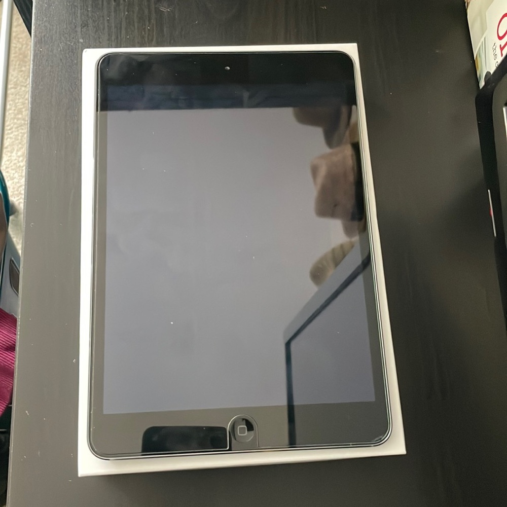 Apple iPad Mini 2 - WiFi and Bluetooth compatible
